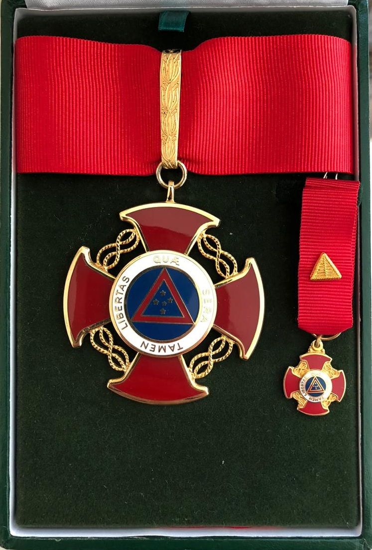 5bbbb32ed089a-medalha.jpg